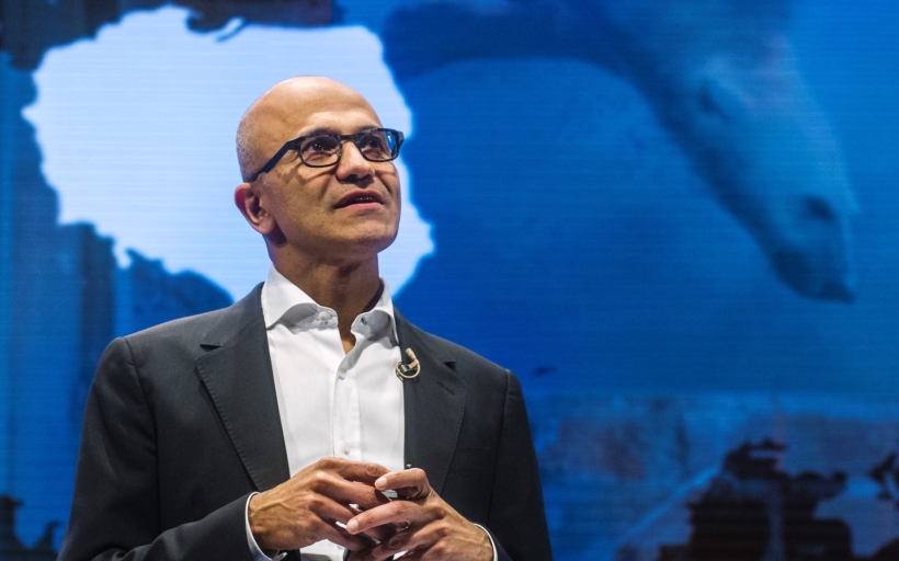 Satya Nadella habla sobre la inversión en IA de Liveplex.